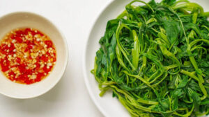 Cách luộc rau muống xanh giòn đơn giản (1)