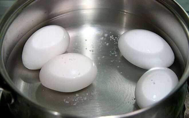 Cách luộc trứng ngỗng (1)