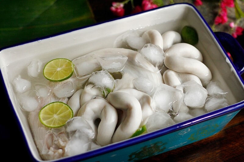 Sơ chế tràng lợn sạch trước khi luộc 2 (1)