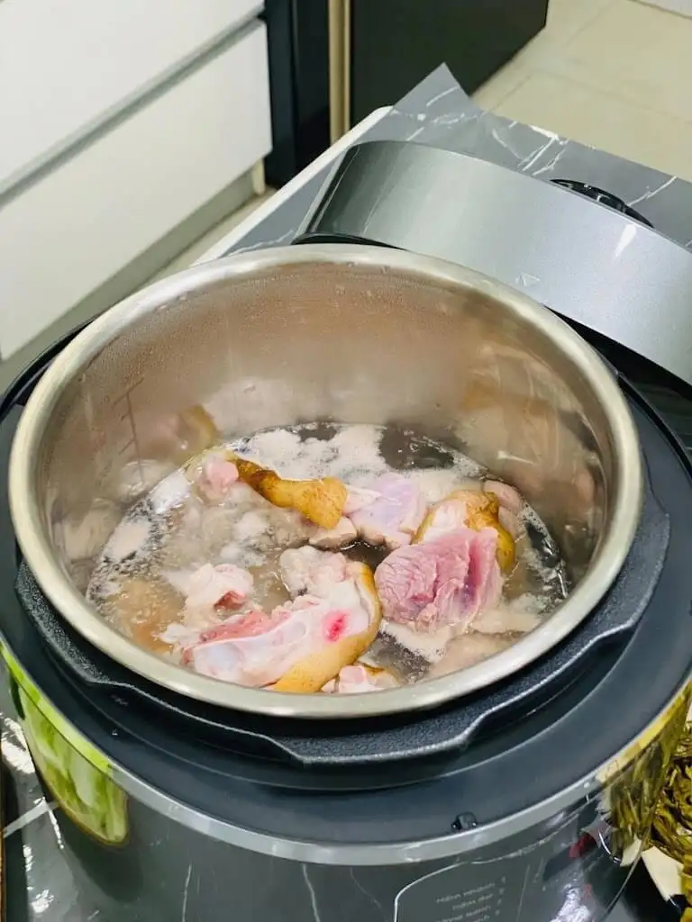 bun chan gio nau cai chua (1)