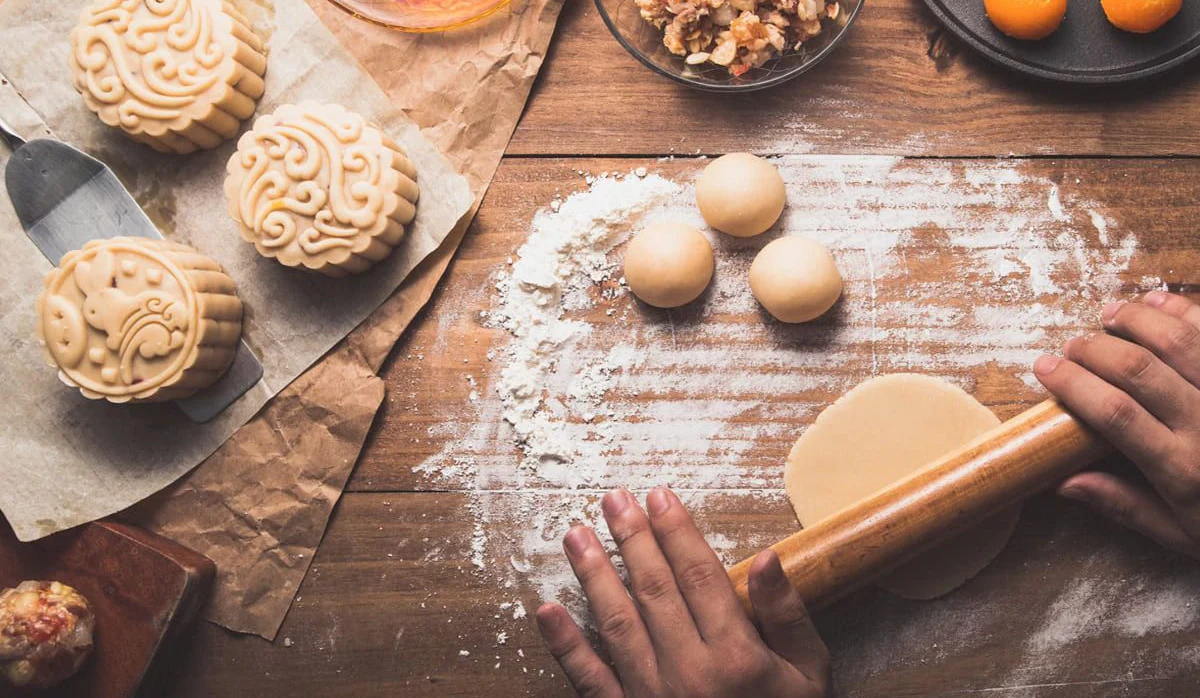 Cách làm bánh trung thu nướng nhân đậu xanh - nhào bột