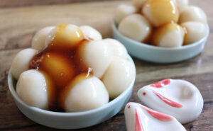 bánh trung thu Nhật hay còn gọi là bánh tsukimi dango